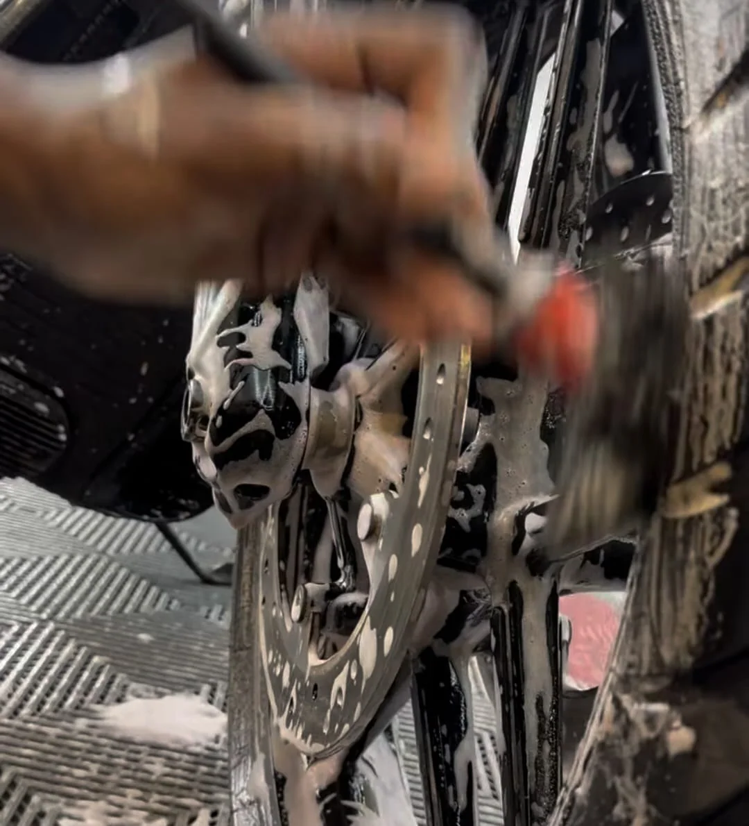 Lavagem Detalhada realizado em uma motocicleta